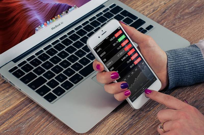 كيفية تداول الأسهم عبر الإنترنت ؟ كيفية تداول الأسهم